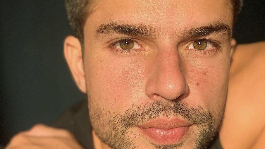 Filho de Sônia Lima e Wagner Montes escreve peça com hits do feminejo