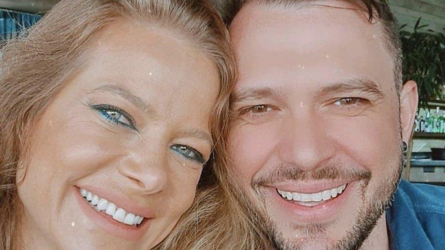 Jackeline Petkovic e Bruno Araújo mostram preparativos para o casório