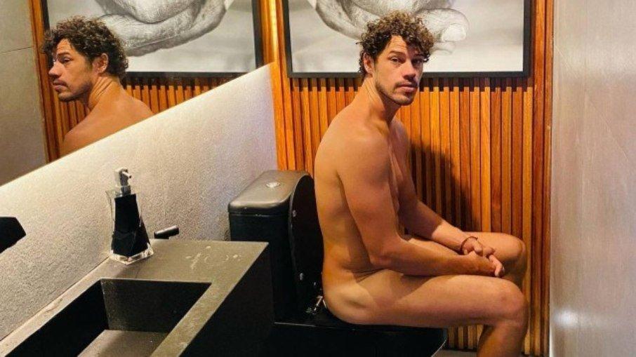 José Loreto publica foto nu no banheiro e agita web