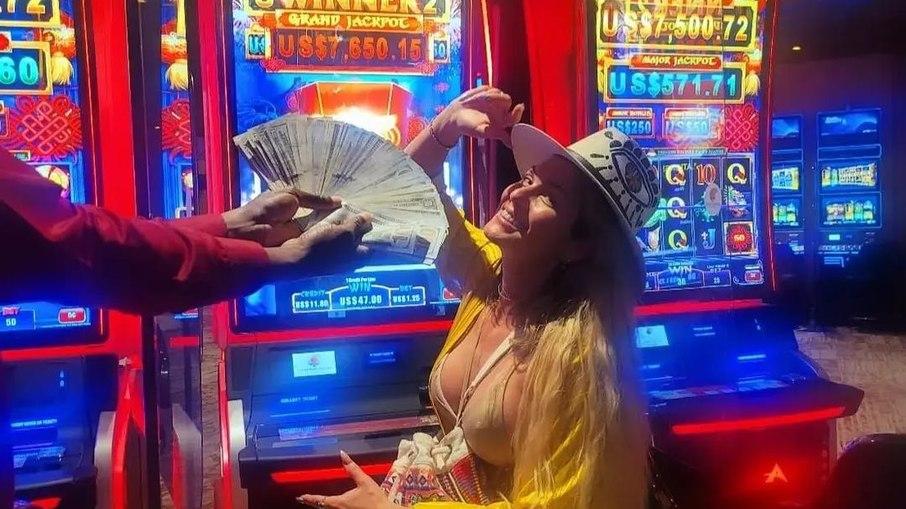 Lívia Andrade ganha bolada em cassino e comemora: 