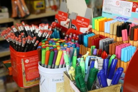 Material escolar tem variação de até 460% nos preços