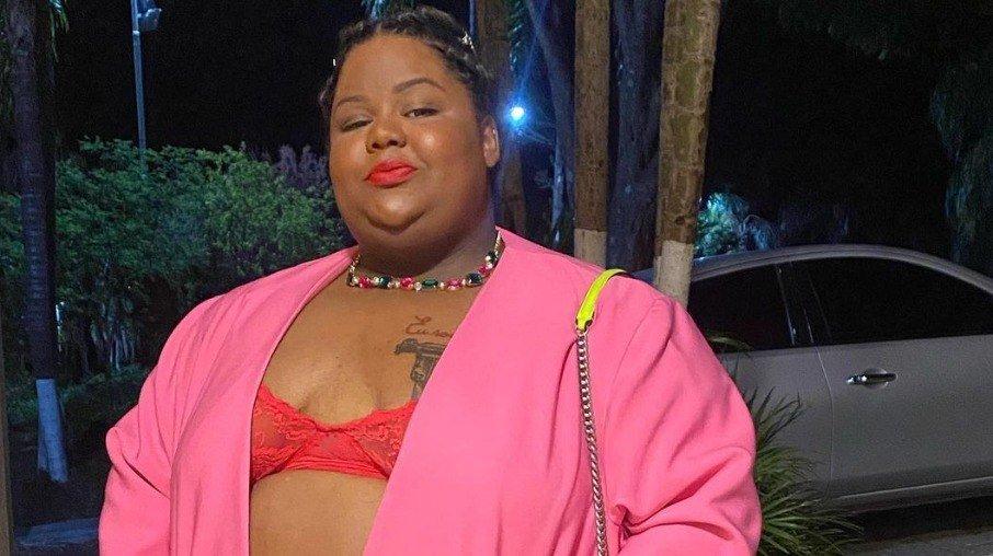 Mc Carol recebe filho de amante morto em casa para Réveillon e é detonada na web