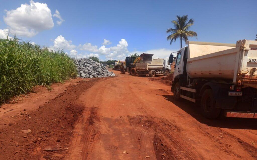 Obras de patrolamento e terraplanagem avançam em 4 bairros nesta segunda-feira, 24