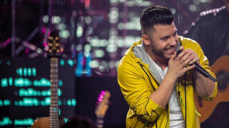 Ônibus de Murilo Huff quebra e banda faz show em borracharia