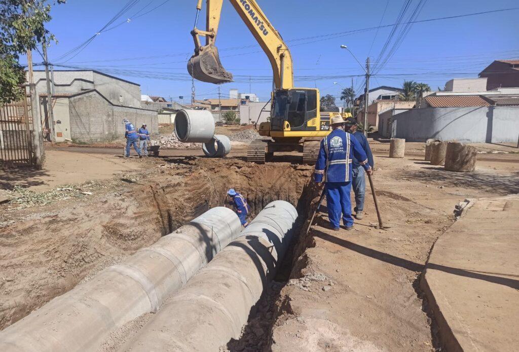 Seinfra avança com construção de redes pluviais no Parque Oeste Industrial e Parque Anhanguera