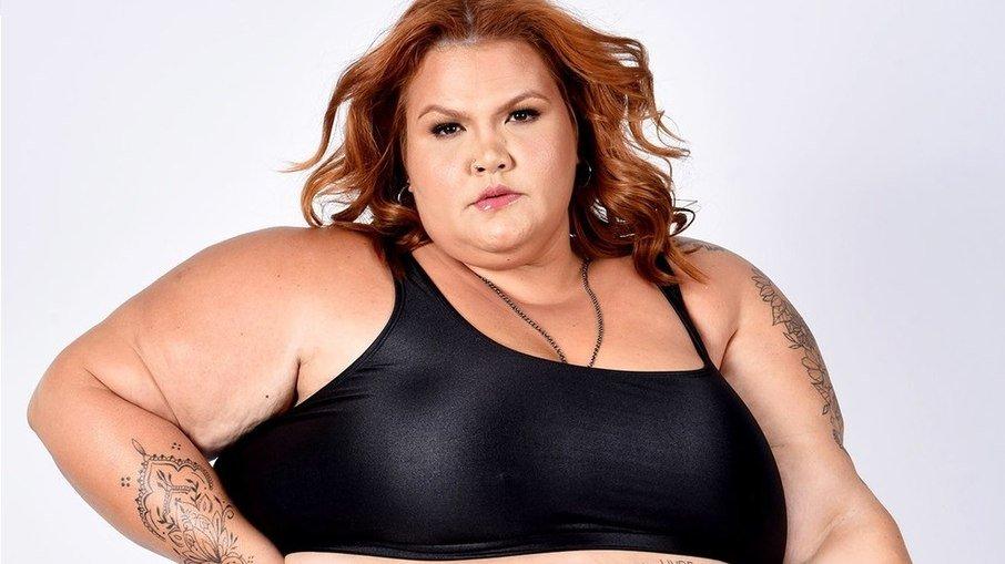 Thais Carla posa de biquini e declara: 