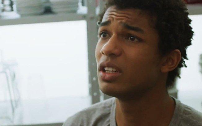 Um Lugar ao Sol - Christian se sente culpado após desespero de Ravi