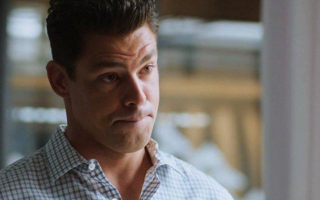 Um Lugar ao Sol - Lara arranca máscara de Christian: 