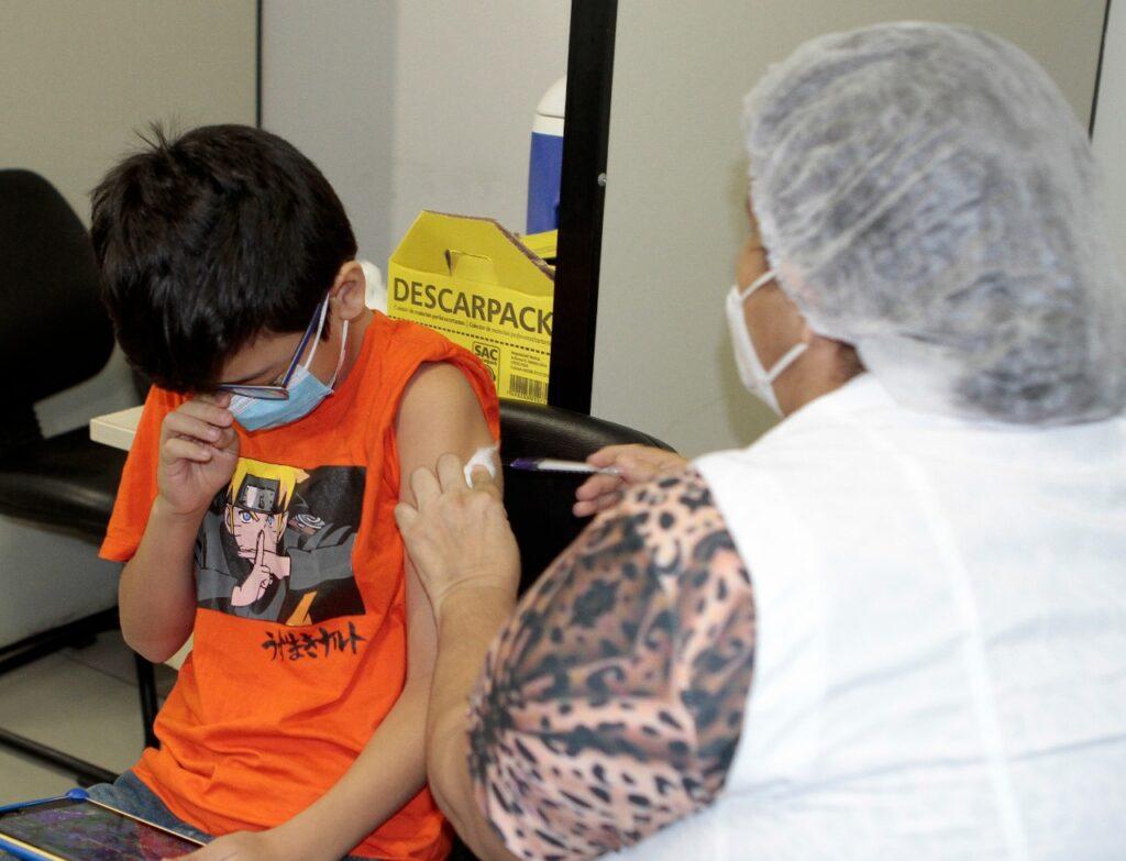 Veja como fica a vacinação contra Covid-19 para adultos e crianças neste sábado