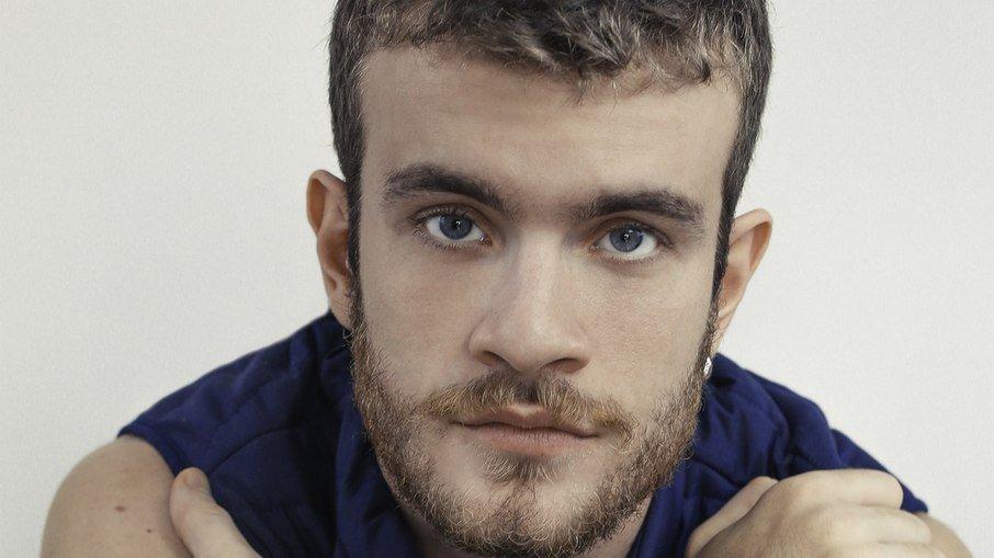 Vitor Thiré revisita carreira e fala de beijo em Daniel Oliveira na TV