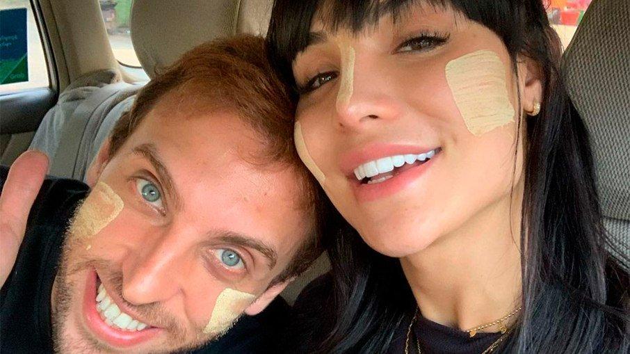 Voltaram? Aline Mineiro e Léo Lins curtem Réveillon juntos em Maceió