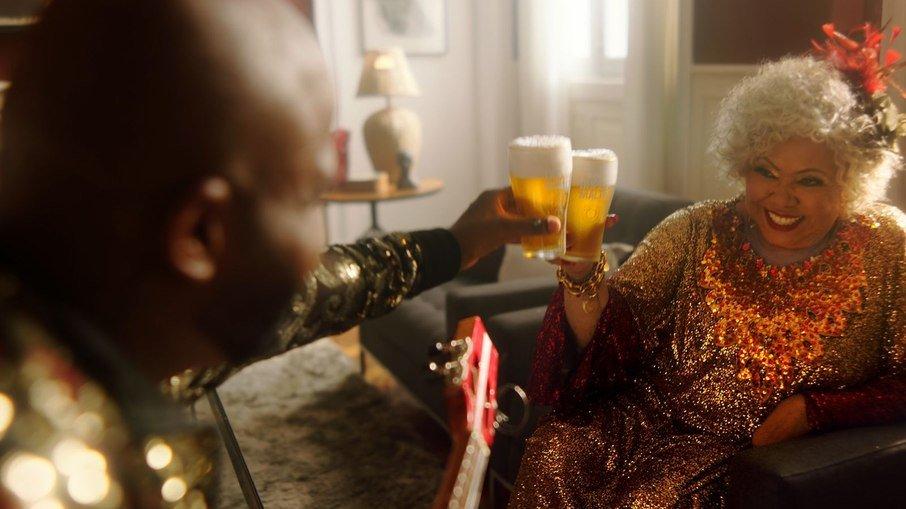 Alcione e Arlindinho fazem campanha para manter espírito do Carnaval