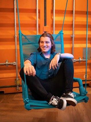 Aos 17 anos, Kayky Janiszewski trabalha pela internet e fatura milhões