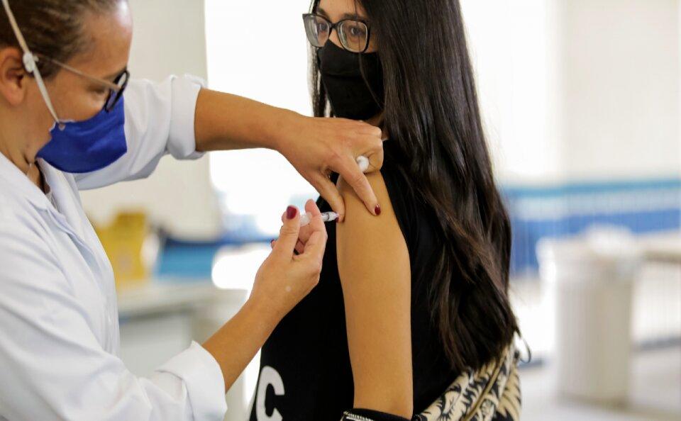 Baixa procura por dose reforço da Covid-19 preocupa gestores da saúde em Goiás