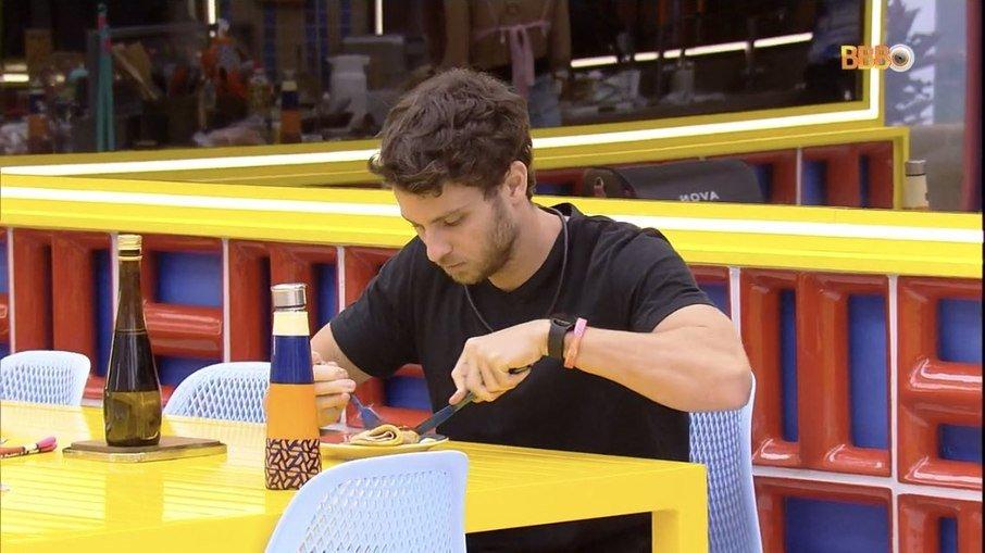 'Barão da comidinha': comilança de Lucas no 'BBB 22' vira meme