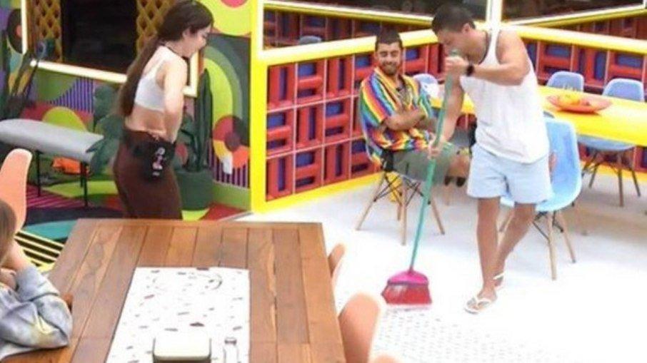 'BBB 22': brothers ensinam Jade Picon a varrer o chão