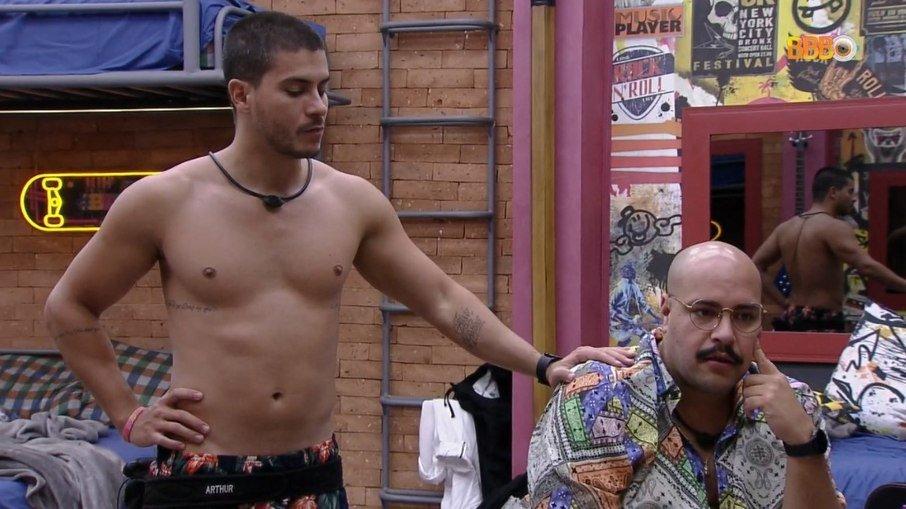 'BBB 22': Tiago Abravanel erra o pronome de Linn da Quebrada