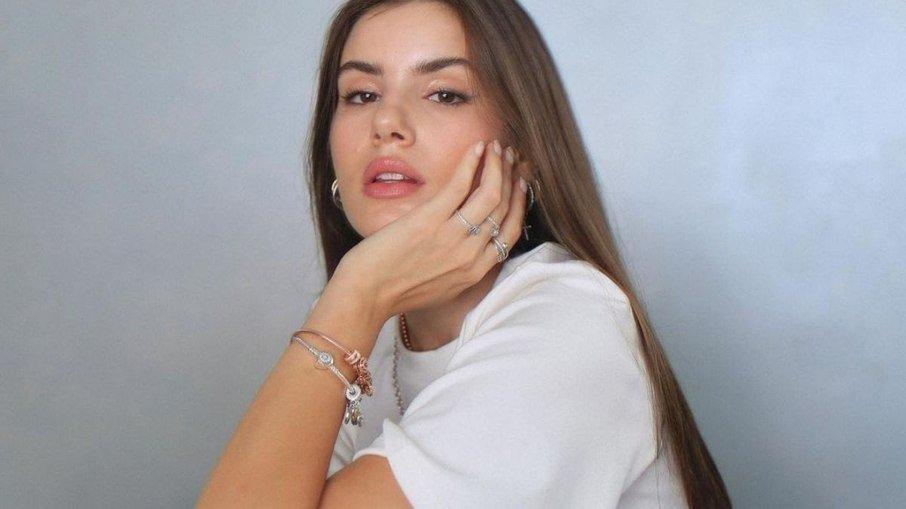 Camila Queiroz comenta cobrança por silicone e inseguranças com corpo