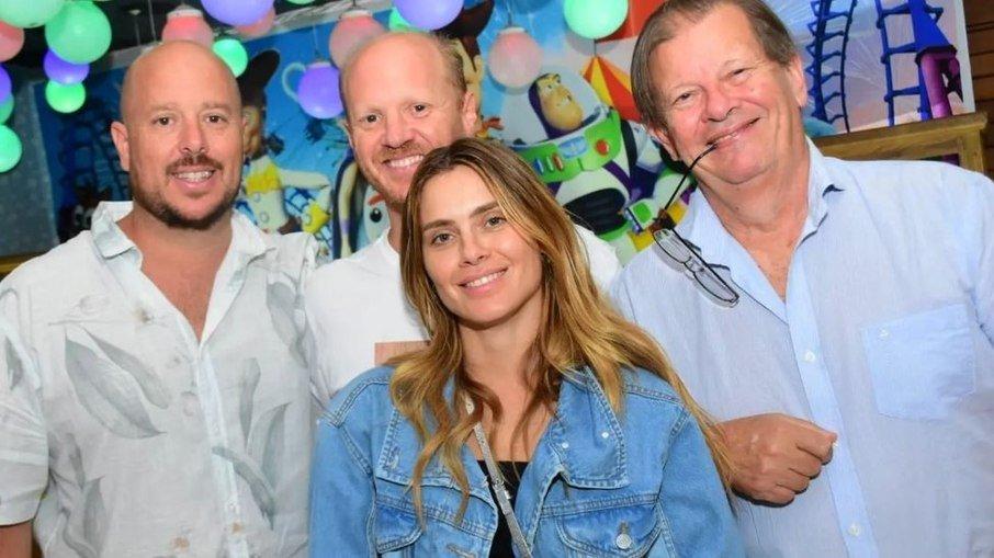 Carolina Dieckmann surge em foto rara com o pai e os irmãos