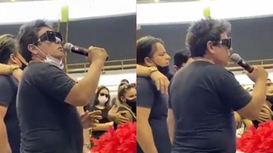 Daniel Diau canta 'Paulinha' em velório de Paulinha Abelha