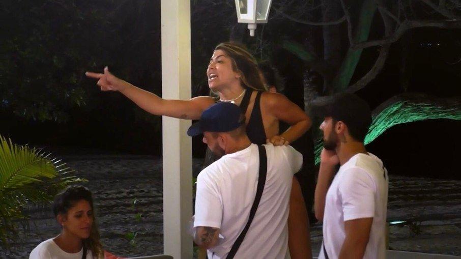 De Férias Caribe: briga de Camilla e Letícia quase termina em agressão