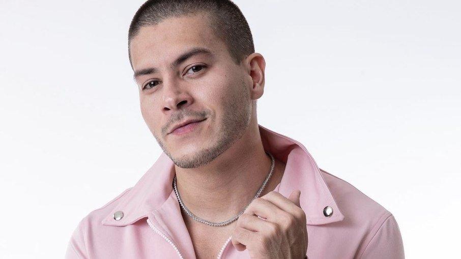 Especialista em análise corporal fala de Arthur Aguiar no 