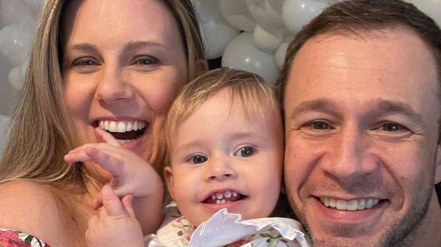 Filha de Tiago Leifert ganha roupão de 