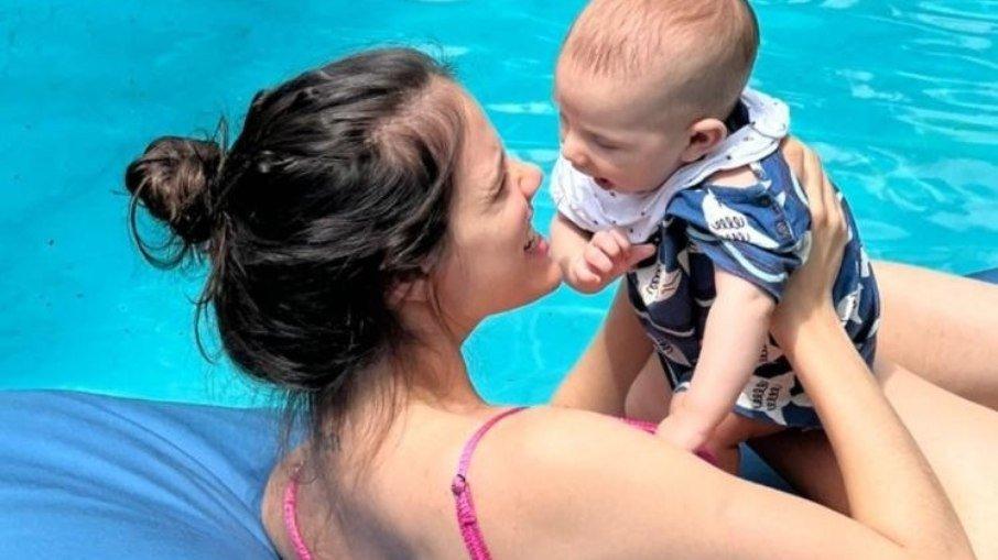 Laura Neiva curte sol e piscina com filho: 