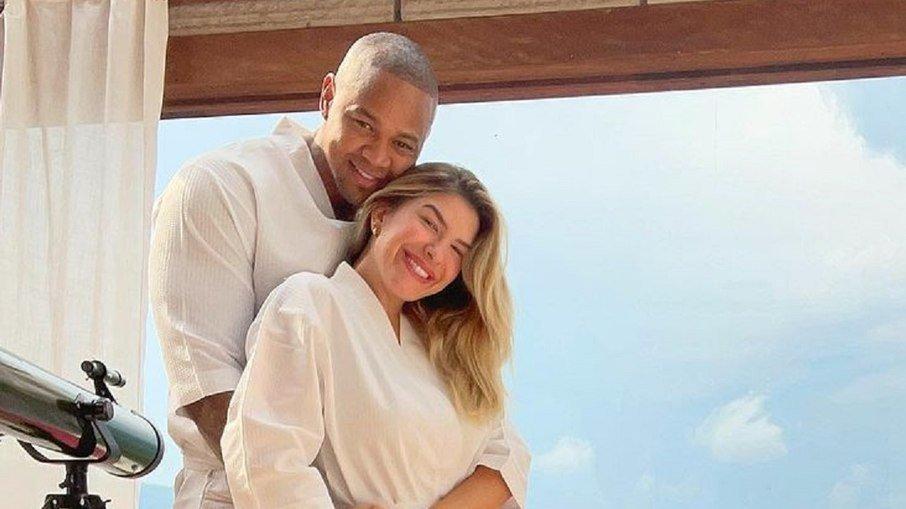 Léo Santana e Lore Improta celebram 1 ano de casados