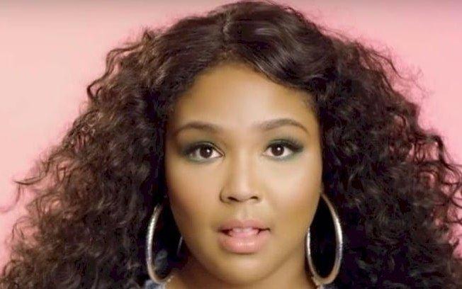 Lizzo aparece completamente nua em vídeo da sua nova canção