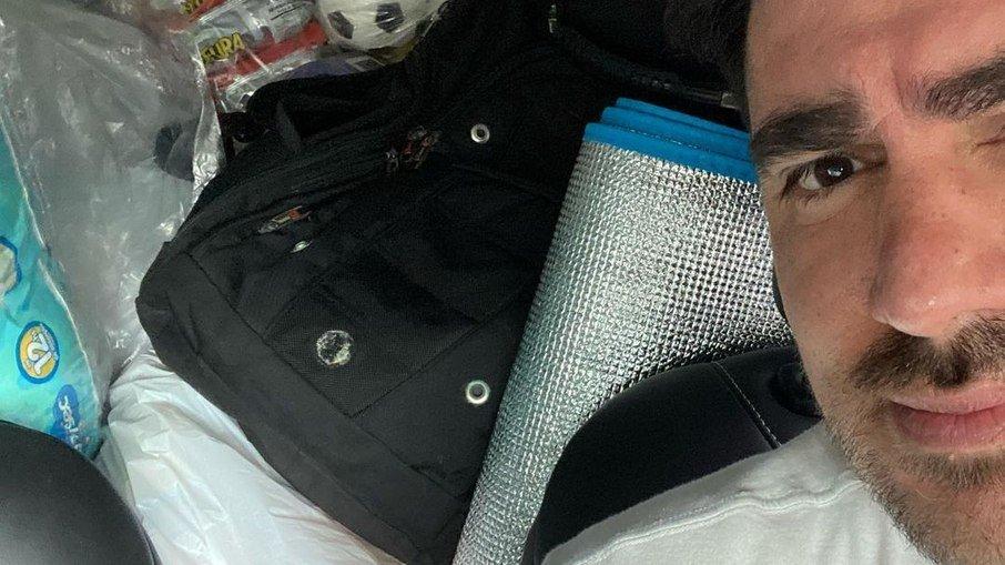 Marcelo Adnet leva doações a Petrópolis e pede ajuda