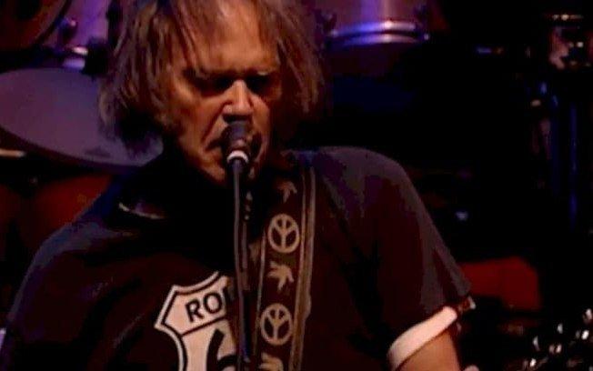 Neil Young pede que funcionários do Spotify saiam da empresa