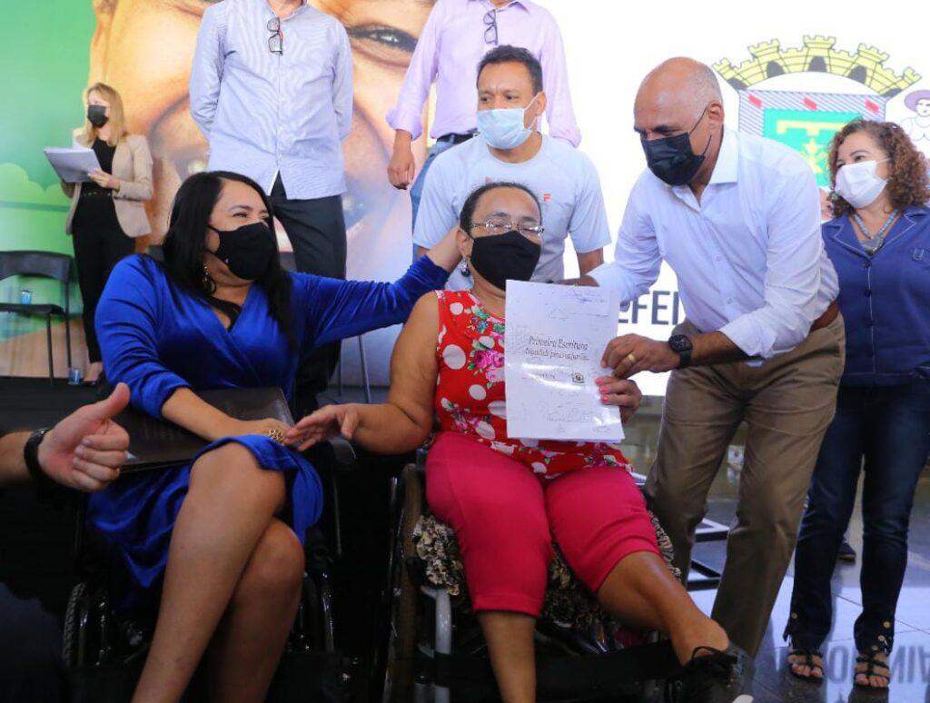 Prefeito Rogério Cruz entrega escritura de moradias a 300 famílias, que moram em 11 bairros de Goiânia