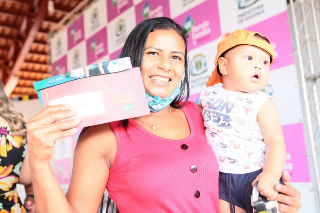 Prefeitura de Goiânia entrega 443 cartões do Renda Família + Mulher, na Região Oeste