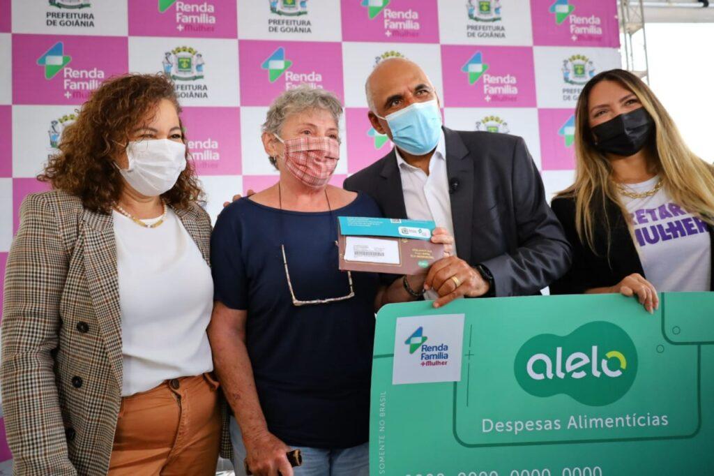 Prefeitura de Goiânia entrega cartões do Renda Família + Mulher, e número de famílias atendidas chega a 8,5 mil