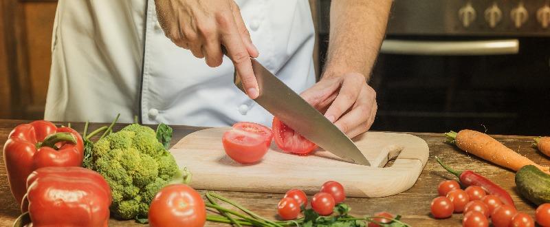 Prefeitura de Goiânia oferta curso de assistente de cozinha para mulheres, e inscrições vão até 05/03
