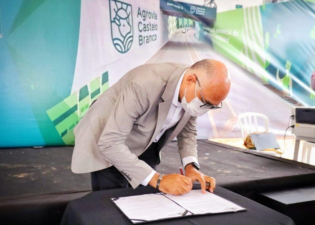 Rogério Cruz assina ordem de serviço para início das obras da Agrovia Castelo Branco