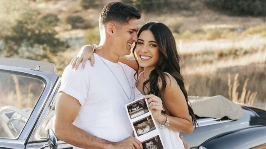 Sabina Hidalgo, do Now United, anuncia gravidez com Tepa González