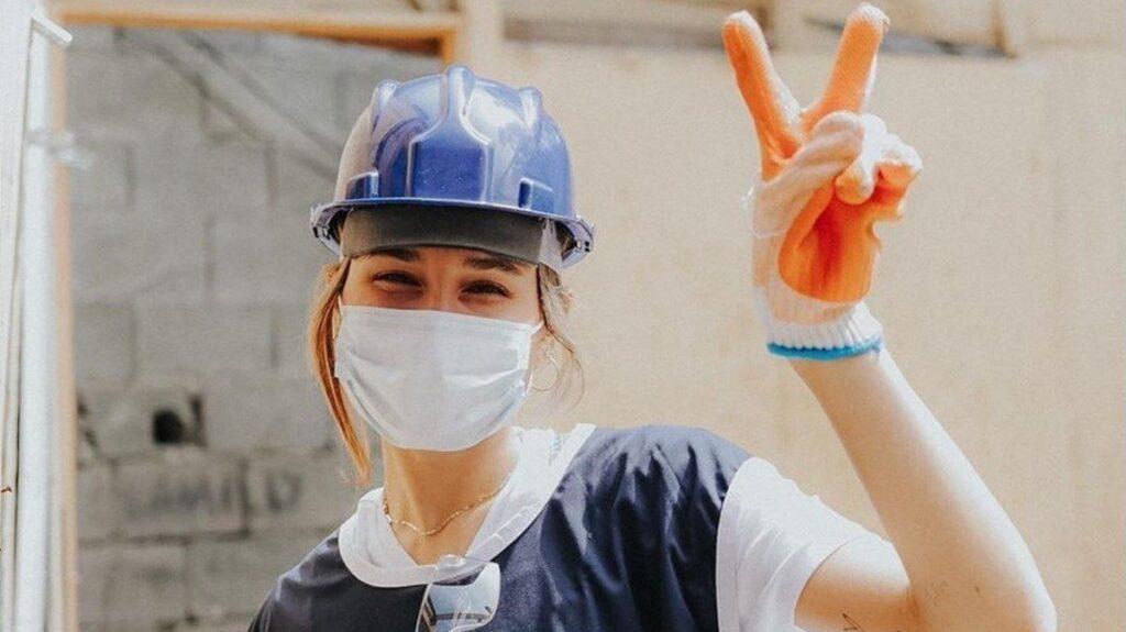 Sasha Meneghel ajuda a construir casa em comunidade de SP