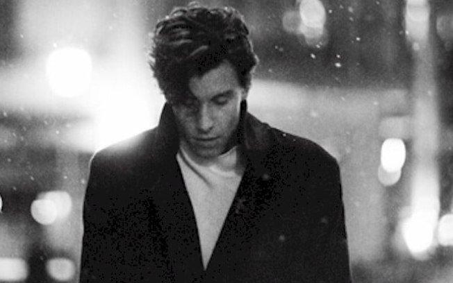 Shawn Mendes é visto fazendo ritual xamânico em praia deserta