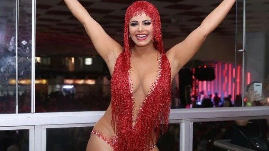 Viviane Araújo curte ensaio do Salgueiro após anúncio de gravidez