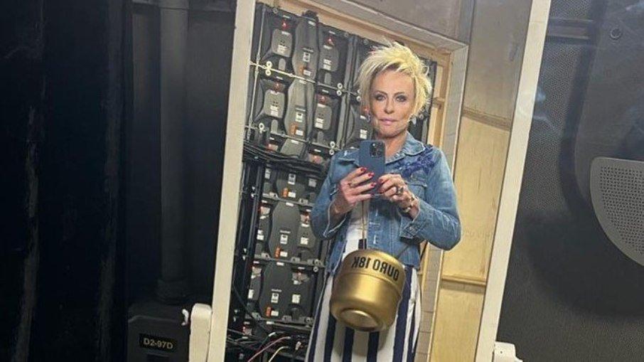 Ana Maria critica aumento do gás e usa bolsa em formato de botijão