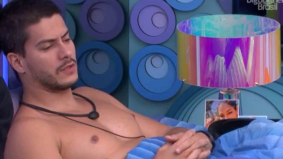 Arthur Aguiar critica atitude de Eslô em festa: 'desespero'