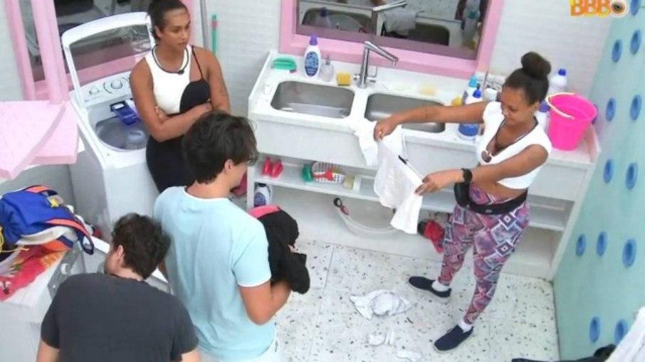 'BBB 22': Linn e Jessi encontram cueca mofada: 