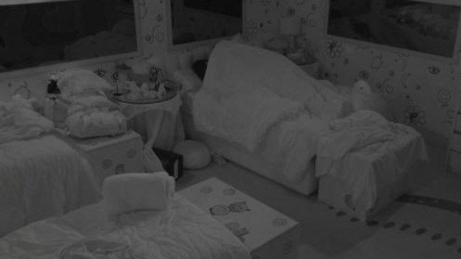 'BBB 22': Natália e Eliezer movimentam o edredom após festa