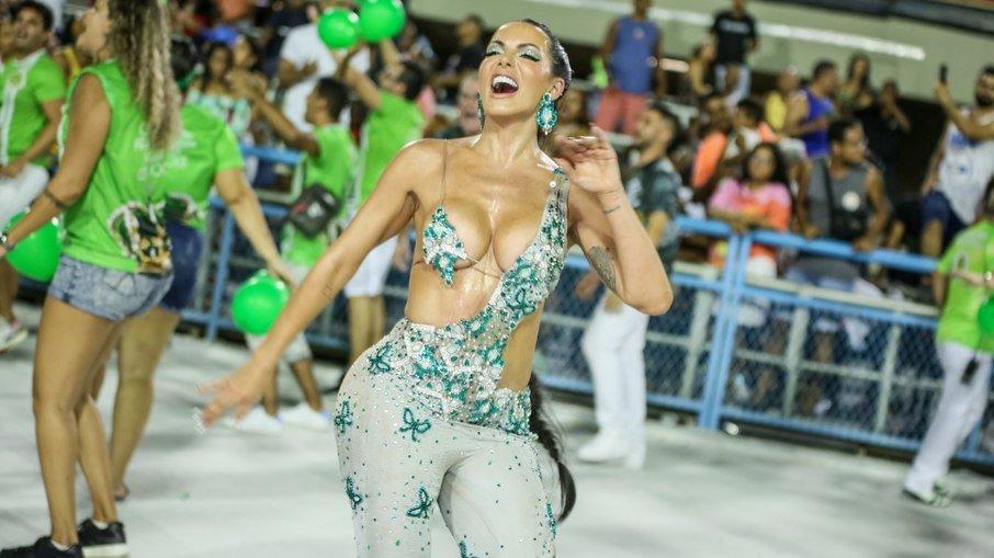 Carnaval: Carla Prata vai a ensaio com look com as cores da Imperatriz