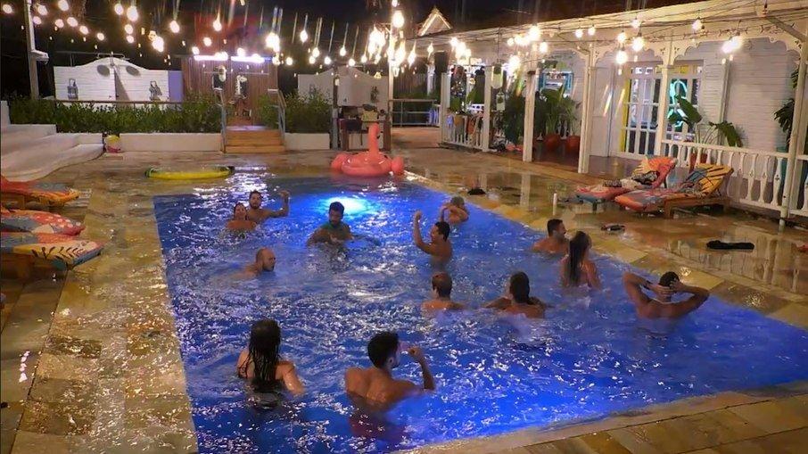 'De Férias com o Ex Caribe' termina com participantes pelados e briga