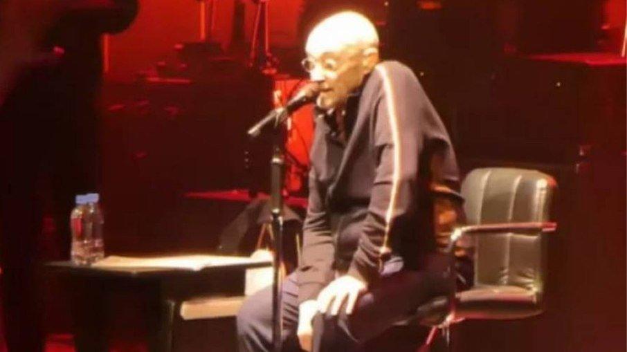 Debilitado, Phil Collins emociona fãs em último show da carreira