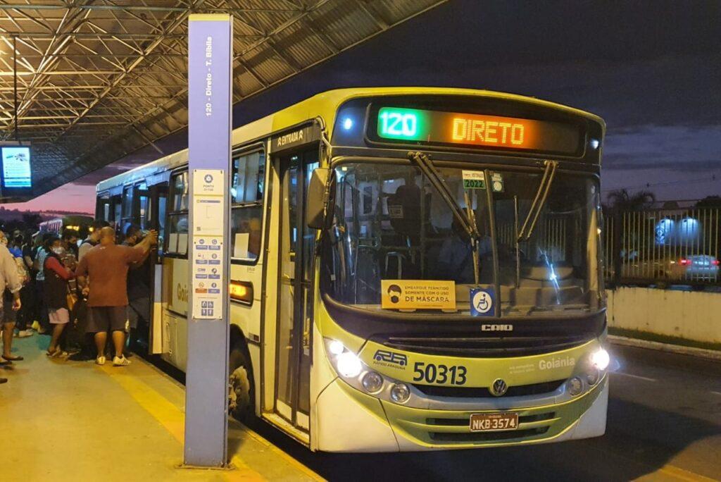 Dez ônibus reforçam frota da Metrobus no horário de pico