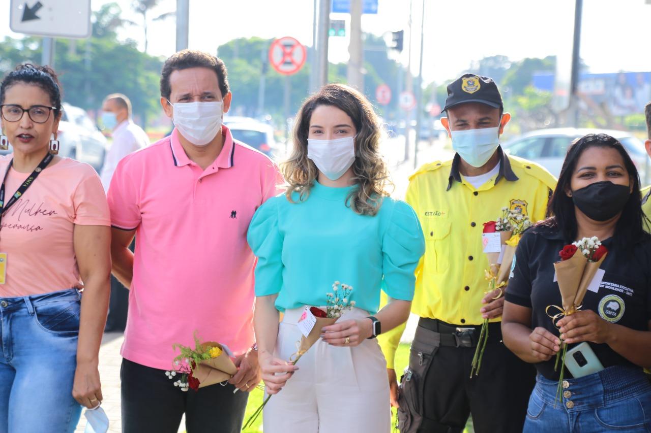 Em Aparecida, agentes da SMTA homenageiam as mulheres no trânsito